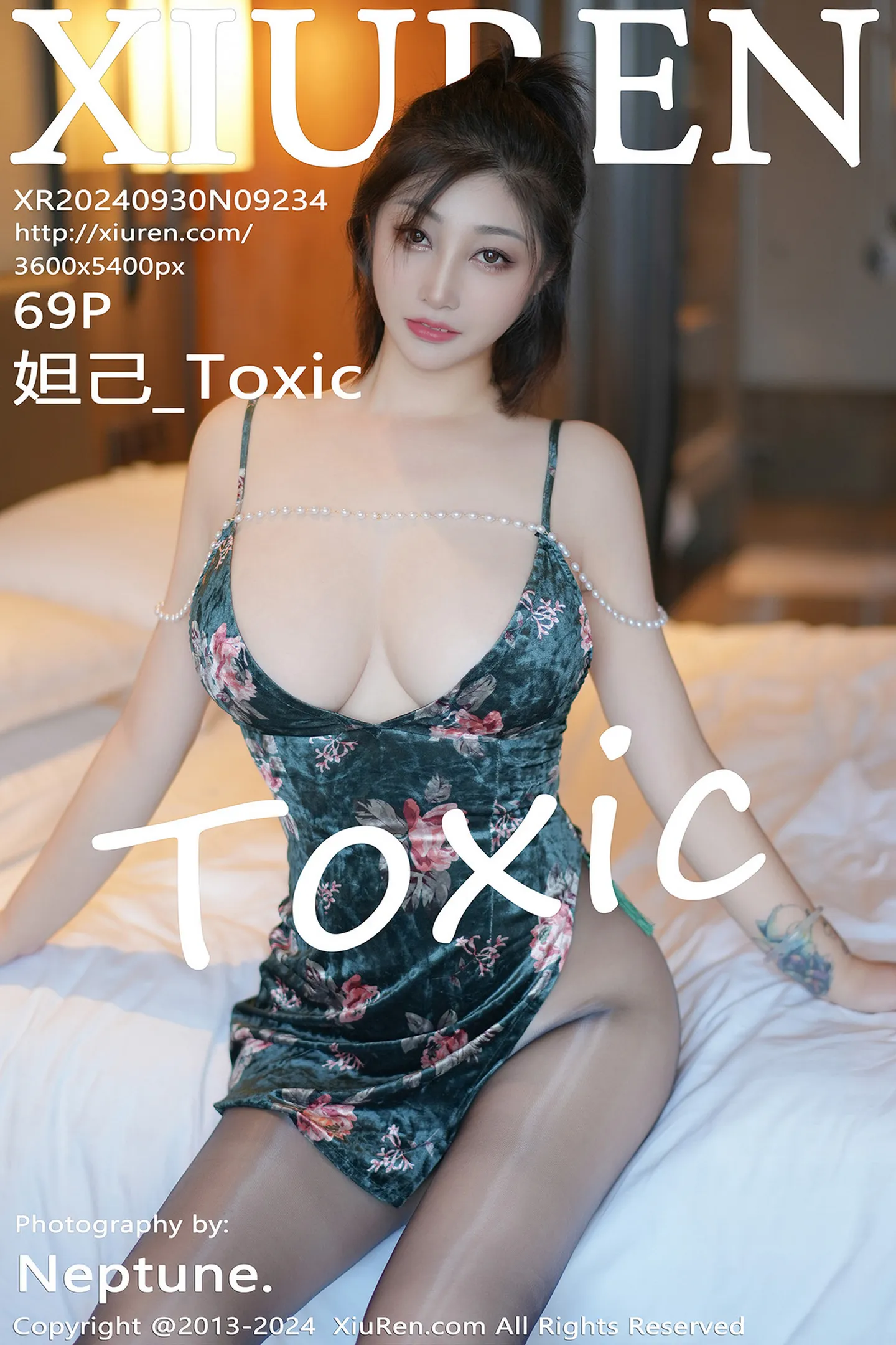 [XiuRen秀人网] VOL.9234 女神妲己 Toxic性感墨绿色花纹吊带裙配超薄黑丝秀翘臀诱惑写真69P-秀人网官方网站